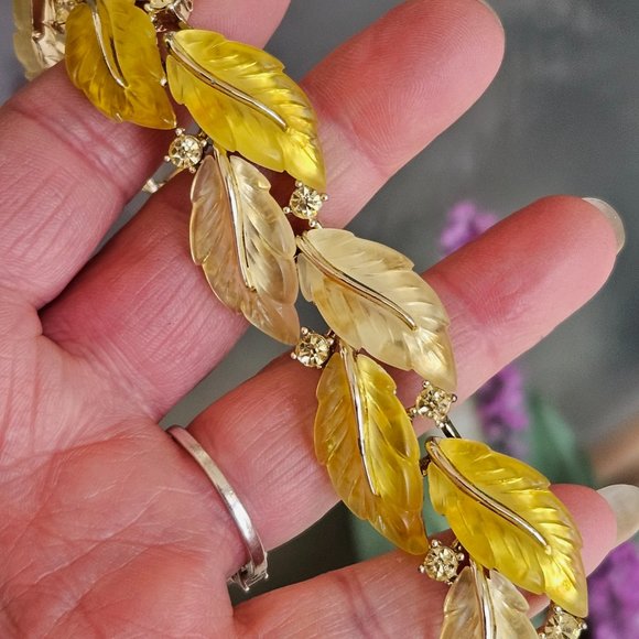 Vintage Lisner Shades of Yellow Molded Glass Leaves Bracelet - Picture 5 of 7